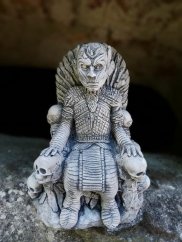 Steinfigur Gartenfigur Eiserner Thron 26x22cm