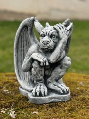 Zahradní betonová dekorace Odpočívající chrlič č.2