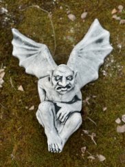 Zahradní betonová dekorace - Závěsný šotek