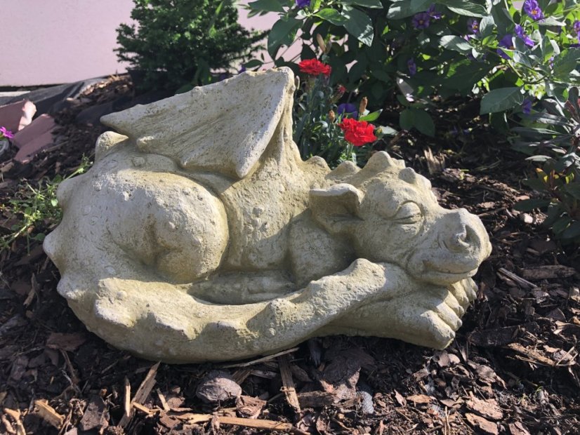 Zahradní betonová dekorace - Ležící dráček