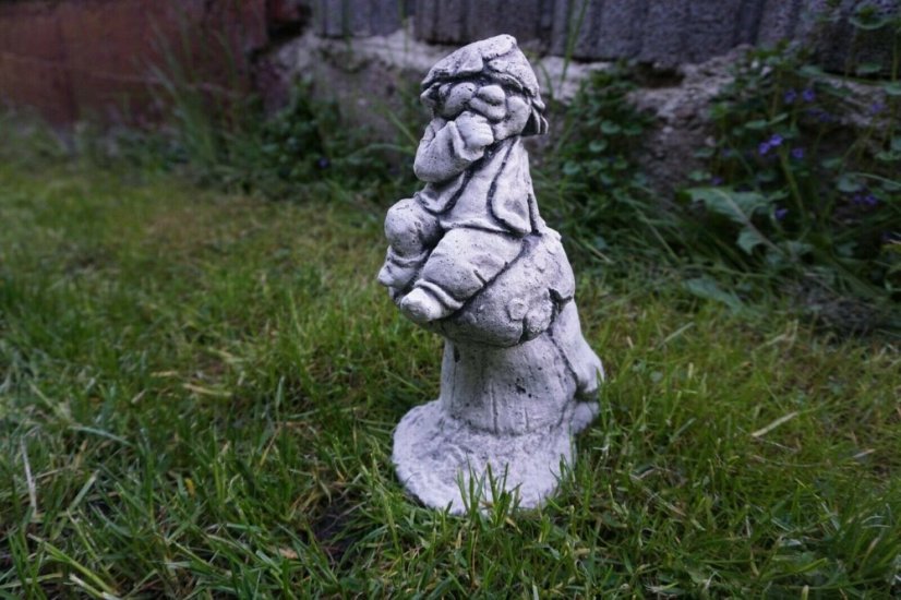 Steinfigur Gartenfigur Troll auf Baumstamm 28x18cm 825kč