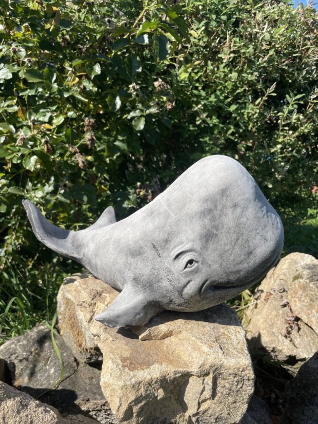 Zahradní betonová dekorace Veselá velryba