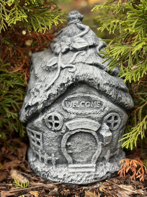 Zahradní betonová dekorace Pohádková chýše