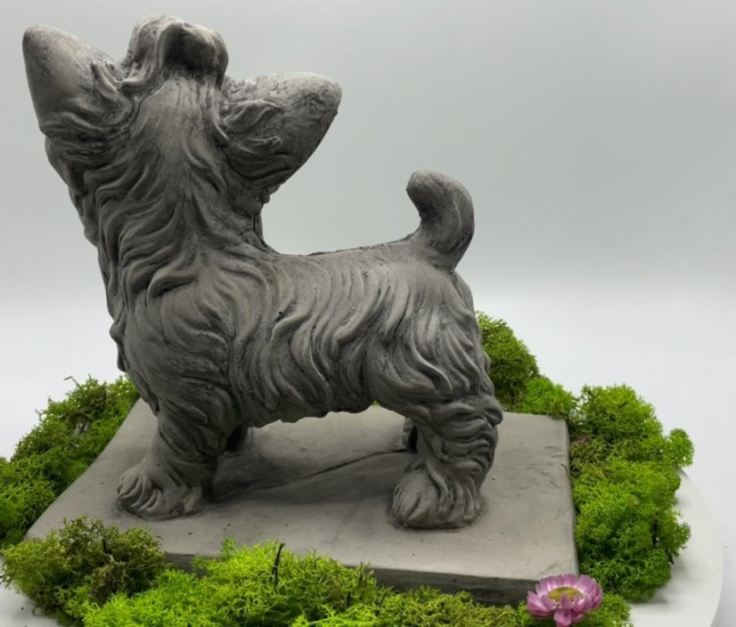 Zahradní betonová dekorace-Jorkšírek v pozoru