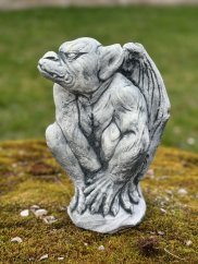Zahradní betonová dekorace - Sedící chrlič