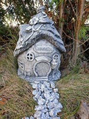 Steinfigur Gartenfigur Feenhaus Stroh 27x17 920