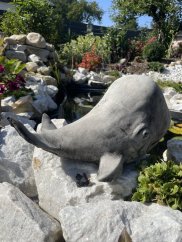 Zahradní betonová dekorace Veselá velryba