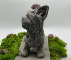Zahradní betonová dekorace-Jorkšírek v pozoru