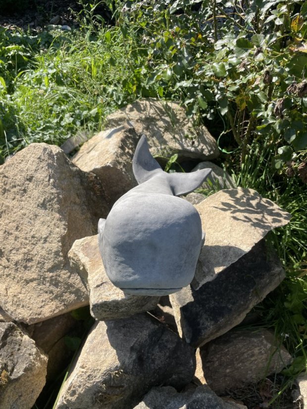 Zahradní betonová dekorace Veselá velryba