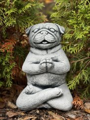 Zahradní betonová dekorace - Meditující Mops