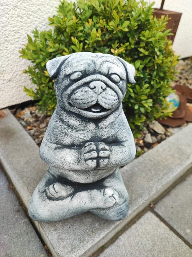 Steinfigur Gartenfigur Yoga Mops 24x13cm
