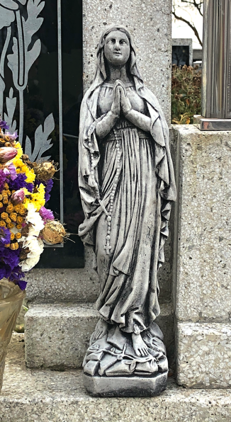 Zahradní betonová dekorace Panenka Marie