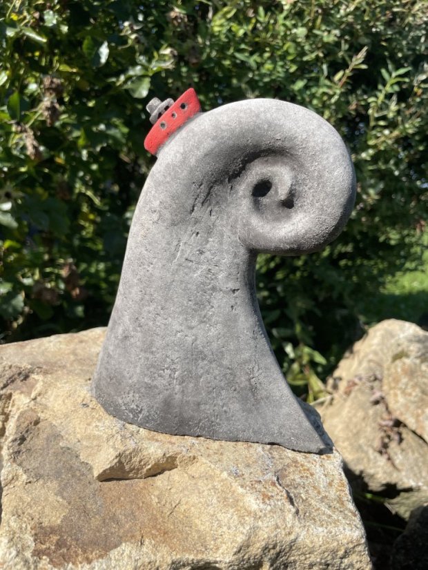 Zahradní betonová dekorace - Vlnka - Loďka: Červená lodička 1 ks