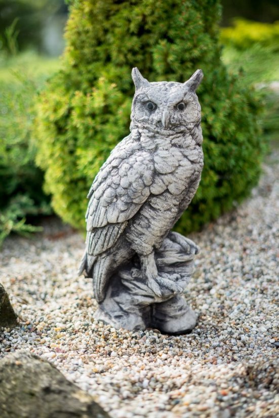Zahradní betonová dekorace Sova - na kameni