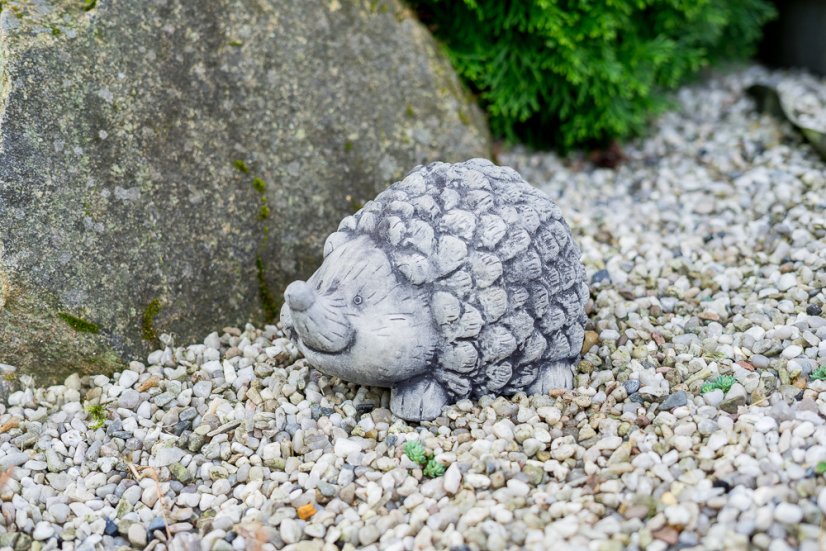 Zahradní betonová dekorace Střední ježek