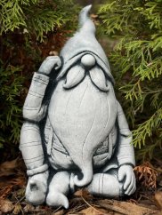 Zahradní betonová dekorace - Trpaslík frajer