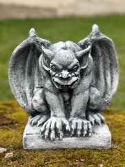 Zahradní betonová dekorace - Chrlič v pozoru