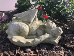 Zahradní betonová dekorace - Ležící dráček