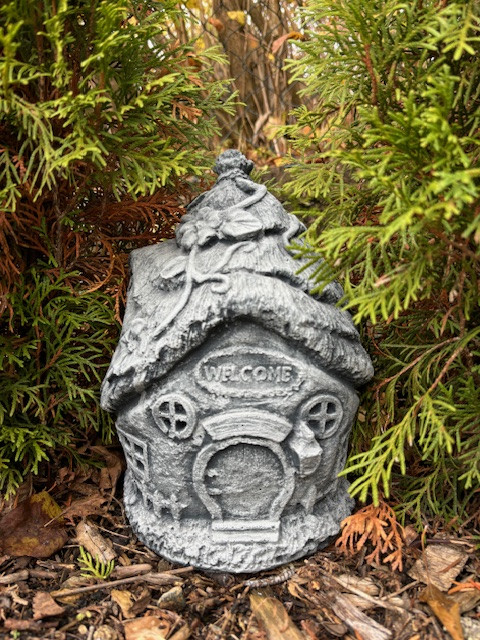Zahradní betonová dekorace Pohádková chýše