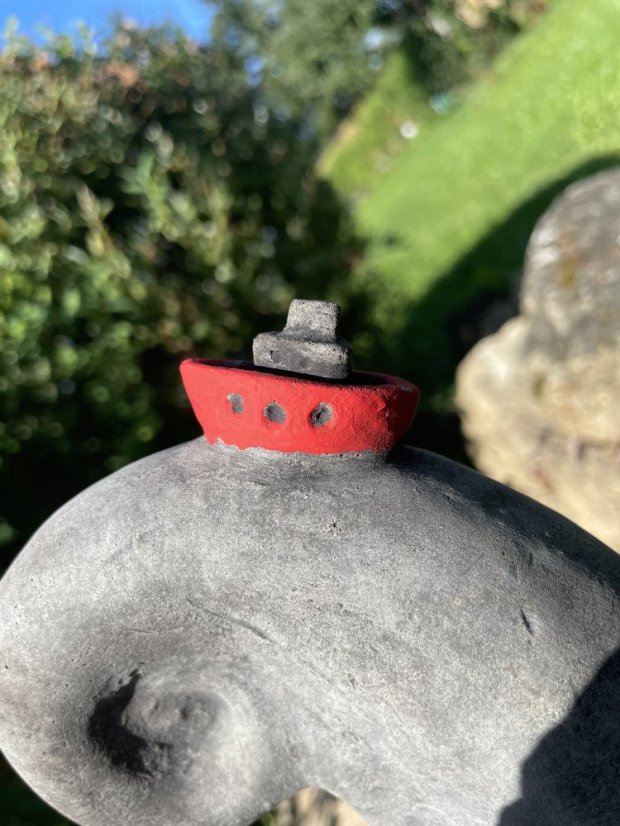 Zahradní betonová dekorace - Vlnka - Loďka: Červená lodička 1 ks