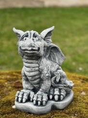 Zahradní betonová dekorace-Figurka vzhlížejícího dráčka