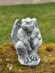 Zahradní betonová dekorace - Sedící chrlič