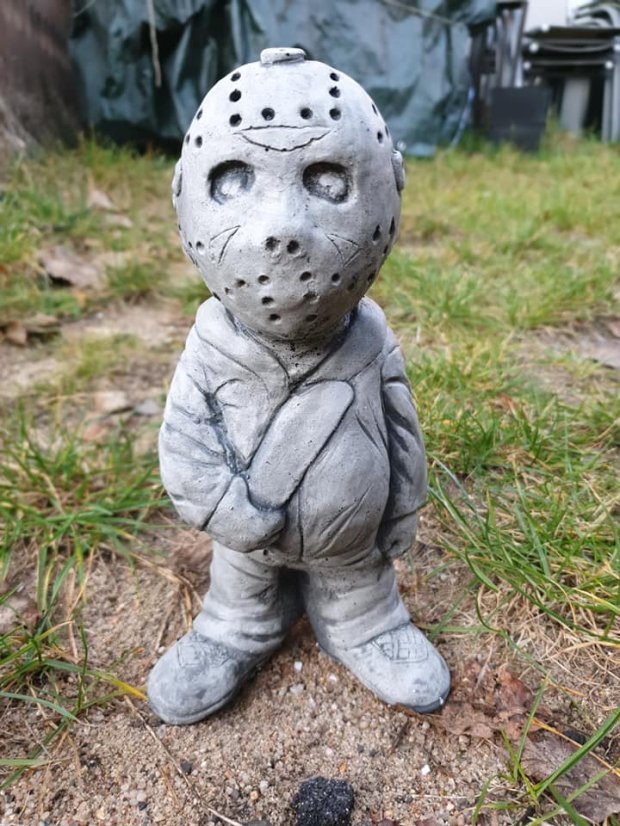 Steinfigur Gartenfigur Gartenkiller Jason 25x13x10cm