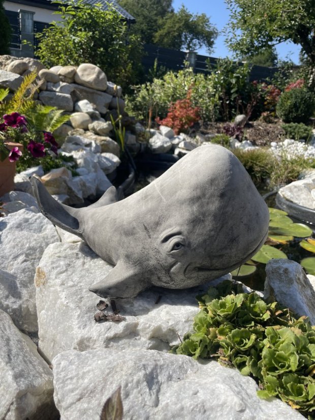 Zahradní betonová dekorace Veselá velryba