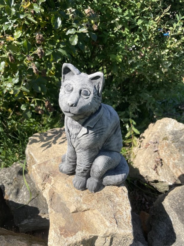 Zahradní betonová dekorace Kocourek v sáčku