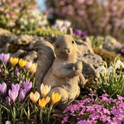 Zahradní betonová dekorace Veverka s oříškem