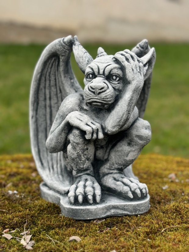 Zahradní betonová dekorace Odpočívající chrlič č.2