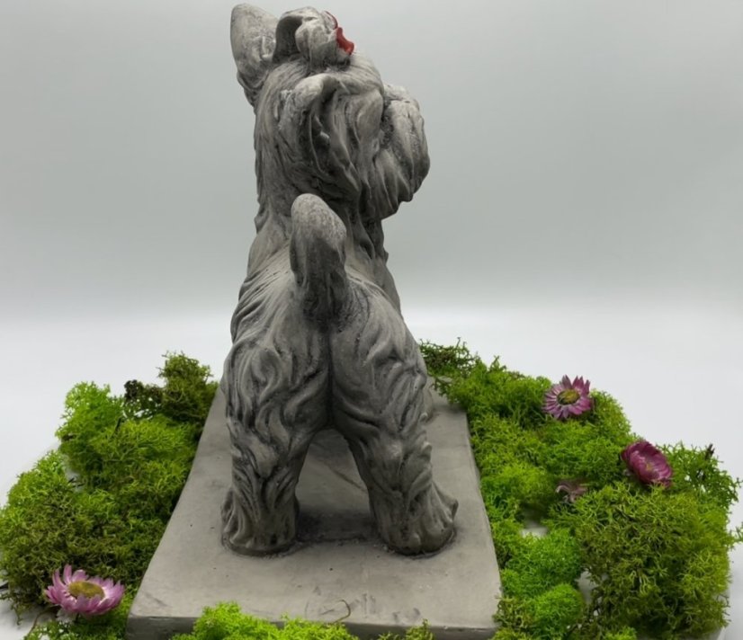 Zahradní betonová dekorace-Jorkšírek v pozoru