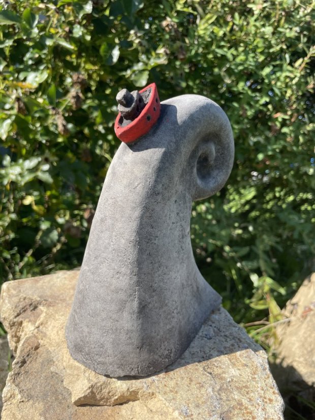 Zahradní betonová dekorace - Vlnka - Loďka: Červená lodička 1 ks